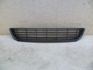 Used Grille Volkswagen Golf Plus (5M1/1KP) Price € 36,30 Inclusive VAT offered by NNP Automotive Group
