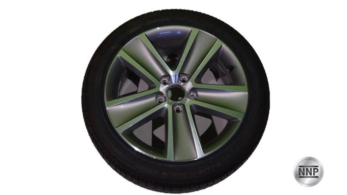 Llanta y neumático de un Volkswagen Golf Plus (5M1/1KP)  2012