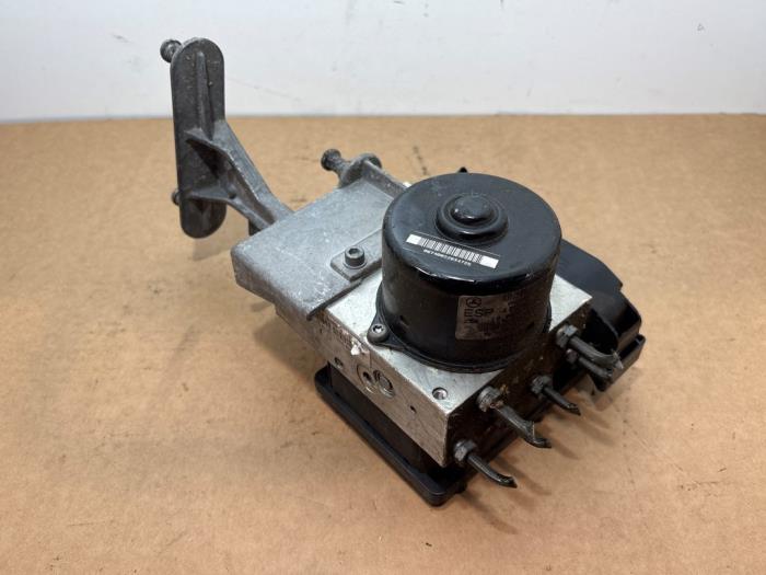 Usagé Bloc ABS Mercedes CLK (C209) 2.7 270 CDI 20V Prix € 72,60 Prix TTC proposé par Autoparts Van De Velde