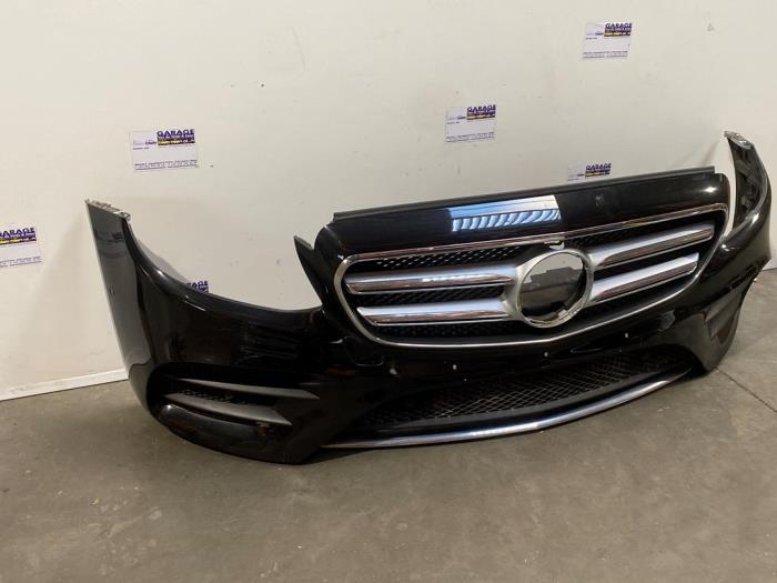 Zderzak przedni z Mercedes-Benz E (W213) E-220d 2.0 Turbo 16V 2018