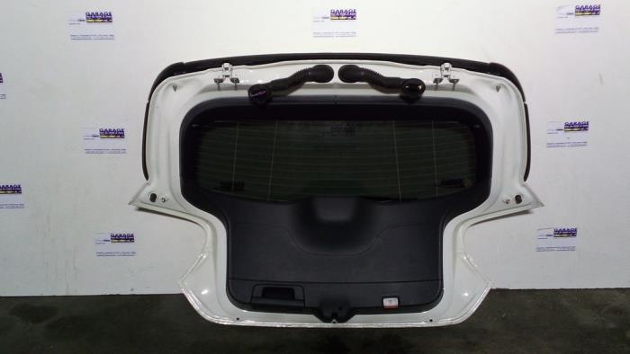 Cubierta de maletero de un Mercedes-Benz A (W176) 1.5 A-180 CDI, A-180d 16V 2016