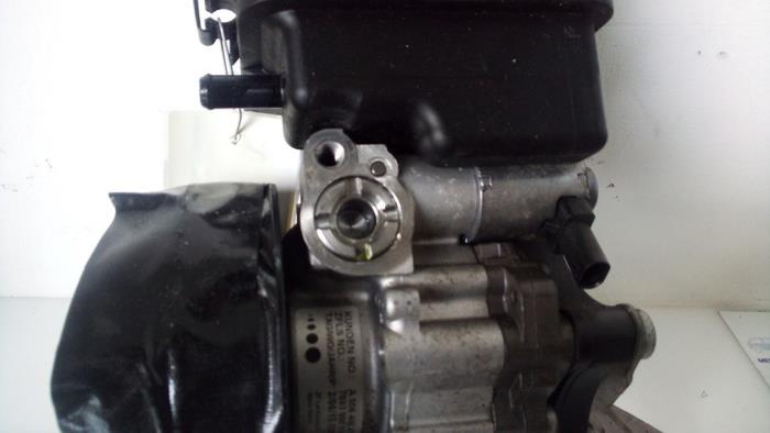 Power steering pump from a Mercedes-Benz SLK (R172) 2.1 250 CDI 16V BlueEFFICIENCY 2013