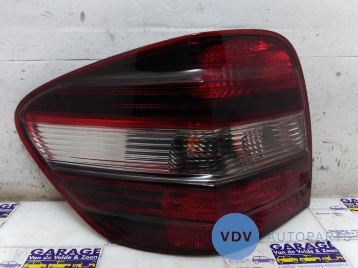 Taillight, left from a Mercedes-Benz ML II (164/4JG) 3.0 ML-320 CDI 4-Matic V6 24V 2007
