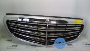 Usagé Calandre Mercedes E (W212) E-220 CDI 16V BlueEfficiency Prix € 242,00 Prix TTC proposé par Autoparts Van De Velde