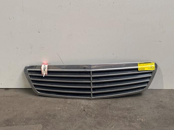 Używane Grill Mercedes S (W220) 3.2 S-320 CDI 24V Cena € 60,50 Z VAT oferowane przez Autoparts Van De Velde