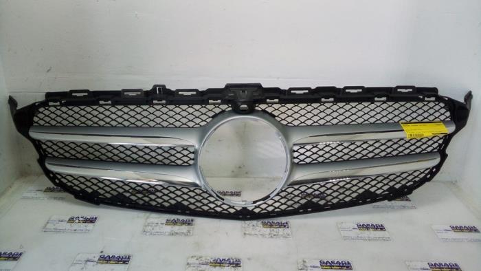 Używane Grill Mercedes C (W205) C-200 1.6 CDI BlueTEC, C-200 d 16V Cena € 102,85 Z VAT oferowane przez Autoparts Van De Velde