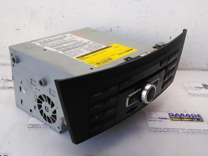Używane Radio Mercedes C (C204) 6.2 C-63 AMG V8 32V Black Series Cena € 102,85 Z VAT oferowane przez Autoparts Van De Velde