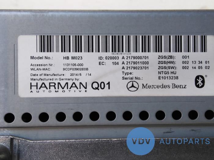 Radio d'un Mercedes-Benz S (W222/V222/X222)  2014