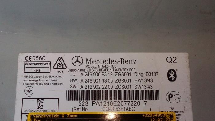 Radio from a Mercedes-Benz A (W176) 2.2 A-200 CDI, A-200d 16V 4-Matic 2014