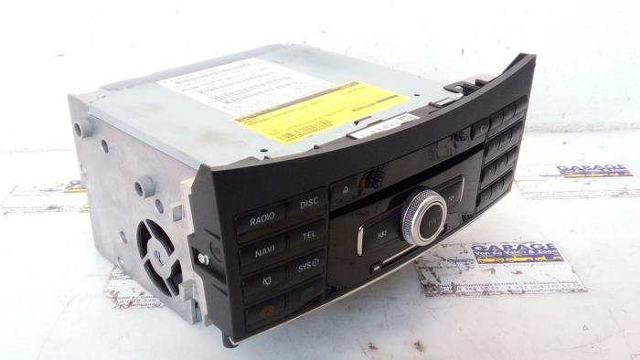 Używane Radio Mercedes E (W212) E-220 CDI 16V BlueEfficiency Cena € 181,50 Z VAT oferowane przez Autoparts Van De Velde