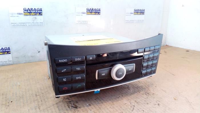 Używane Radio Mercedes E (W212) E-200 CDI 16V BlueEfficiency,BlueTEC Cena € 121,00 Z VAT oferowane przez Autoparts Van De Velde