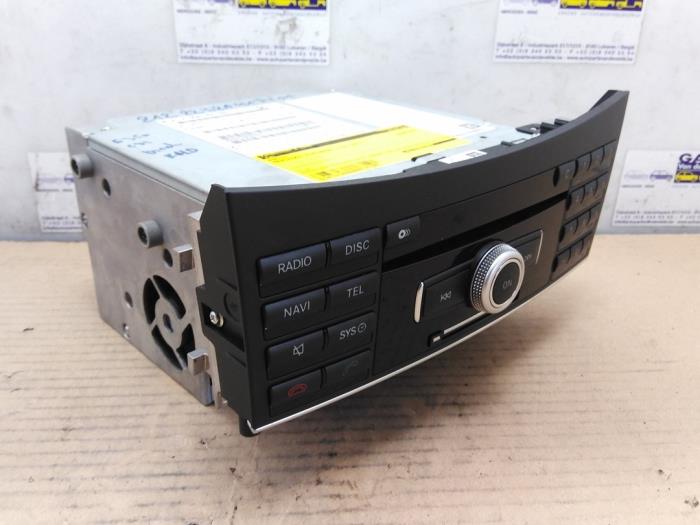 Używane Radio Mercedes E Estate (S212) E-350 CDI V6 24V BlueEfficiency Cena € 151,25 Z VAT oferowane przez Autoparts Van De Velde