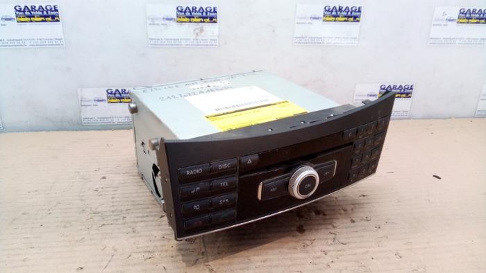 Używane Radio Mercedes E (W212) E-350 CDI V6 24V BlueEfficiency Cena € 181,50 Z VAT oferowane przez Autoparts Van De Velde