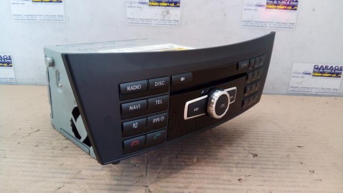 Używane Radio Mercedes C (C204) 2.2 C-220 CDI 16V BlueEfficiency Cena € 108,90 Z VAT oferowane przez Autoparts Van De Velde