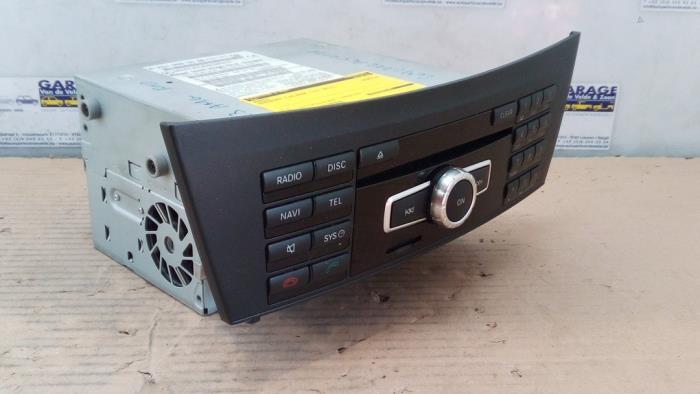 Używane Radio Mercedes C (W204) 6.2 C-63 AMG V8 32V Black Series Cena € 121,00 Z VAT oferowane przez Autoparts Van De Velde