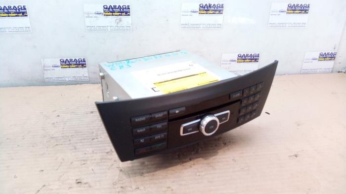 Używane Radio Mercedes C (C204) 2.2 C-220 CDI 16V BlueEfficiency Cena € 108,90 Z VAT oferowane przez Autoparts Van De Velde