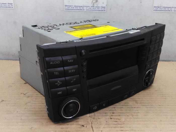 Używane Radio Mercedes E (W211) 2.2 E-220 CDI 16V Cena € 151,25 Z VAT oferowane przez Autoparts Van De Velde