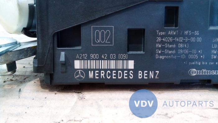 Boot motor from a Mercedes-Benz E Estate (S212) E-220 CDI 16V BlueEfficiency 2012