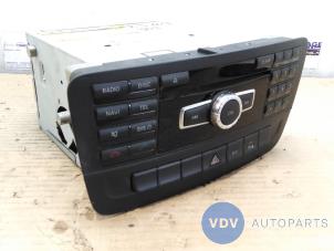 Usados Radio Mercedes B (W246,242) 1.8 B-180 CDI BlueEFFICIENCY 16V Precio € 272,25 IVA incluido ofrecido por Autoparts Van De Velde