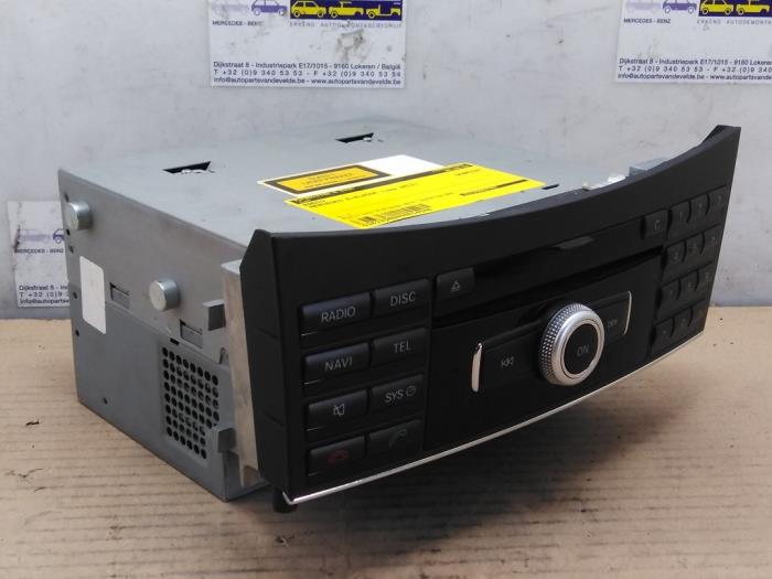 Używane Radio Mercedes E (W212) E-220 CDI 16V BlueEfficiency Cena € 151,25 Z VAT oferowane przez Autoparts Van De Velde