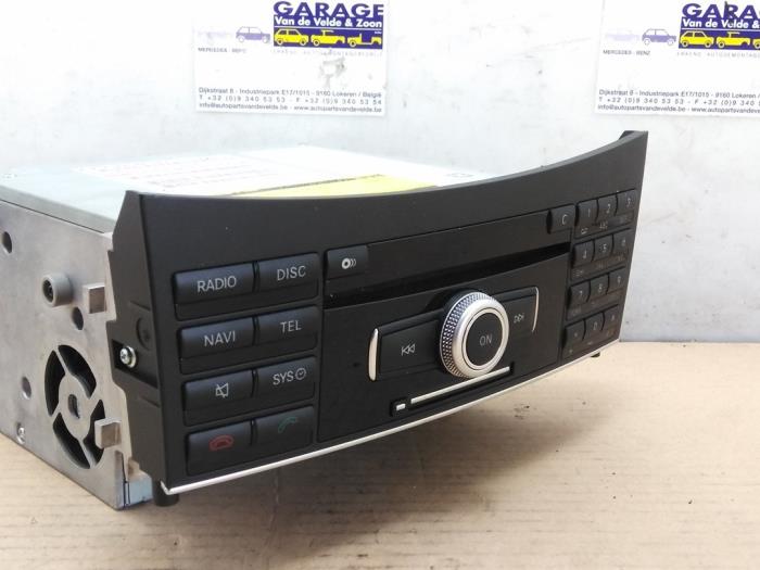 Używane Radio Mercedes E (W212) E-220 CDI 16V BlueEfficiency Cena € 108,90 Z VAT oferowane przez Autoparts Van De Velde