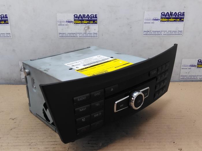 Używane Radio Mercedes C (W204) 2.2 C-180 CDI 16V BlueEFFICIENCY Cena € 108,90 Z VAT oferowane przez Autoparts Van De Velde