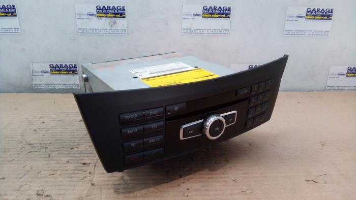 Używane Radio Mercedes C Estate (S204) 2.2 C-180 CDI 16V BlueEFFICIENCY Cena € 121,00 Z VAT oferowane przez Autoparts Van De Velde