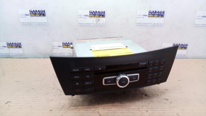 Używane Radio Mercedes C Estate (S204) 2.2 C-180 CDI 16V BlueEFFICIENCY Cena € 121,00 Z VAT oferowane przez Autoparts Van De Velde
