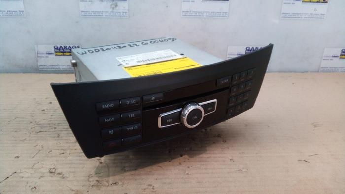 Używane Radio Mercedes C (W204) 2.2 C-180 CDI 16V BlueEFFICIENCY Cena € 108,90 Z VAT oferowane przez Autoparts Van De Velde