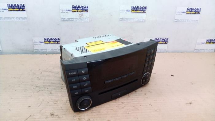 Używane Radio Mercedes E (W211) 3.0 E-280 V6 24V Cena € 90,75 Z VAT oferowane przez Autoparts Van De Velde