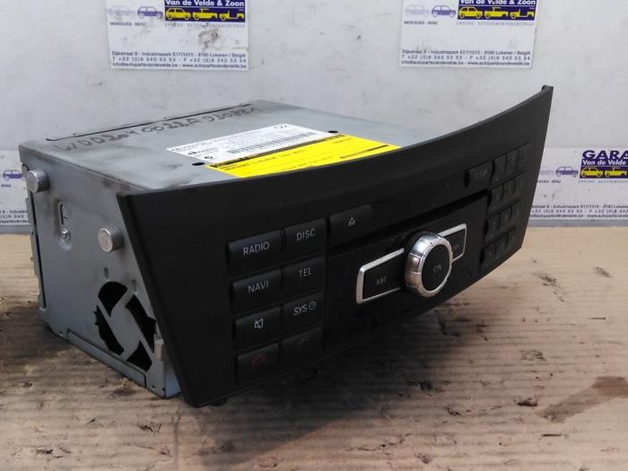 Używane Radio Mercedes C Estate (S204) 2.2 C-180 CDI 16V BlueEFFICIENCY Cena € 121,00 Z VAT oferowane przez Autoparts Van De Velde