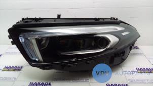 Używane Reflektor lewy Mercedes A (177.0) 1.3 A-200 Turbo 16V Cena € 877,25 Z VAT oferowane przez Autoparts Van De Velde