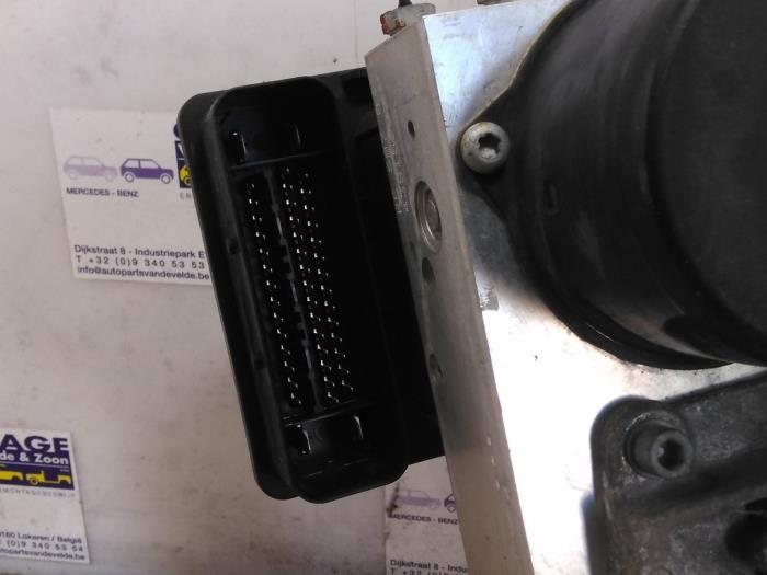 ABS Computer from a Mercedes-Benz SLK (R171) 1.8 200 K 16V 2004