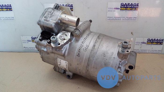 Air conditioning pump from a Mercedes-Benz GLE (V167) 350de 2.0 Turbo 16V 4-Matic 2021