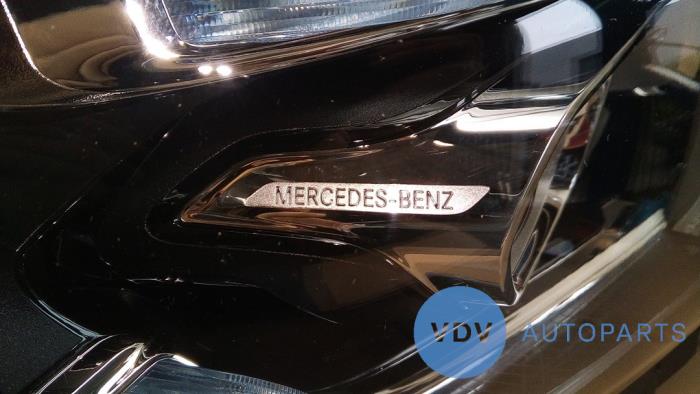 Reflektor prawy z Mercedes-Benz GLB (247.6) 1.3 GLB-200 Turbo 16V 2022