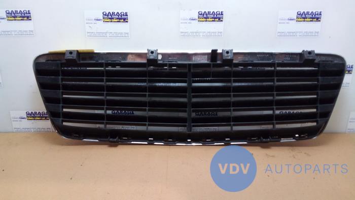 Grille from a Mercedes-Benz CLK (W208) 2.0 200K Evo 16V 2001