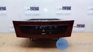 Begagnade CD-växlare Mercedes E (W211) 2.2 E-220 CDI 16V Pris € 108,90 Inklusive moms erbjuds av Autoparts Van De Velde
