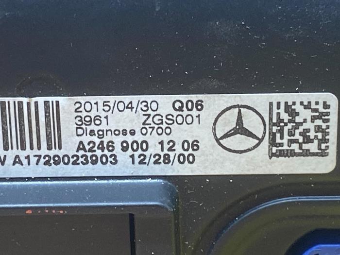 Protector interno de un Mercedes-Benz A (W176) 1.6 A-180 16V 2013