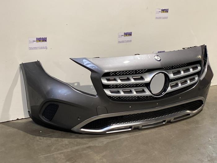 Parachoques de un Mercedes-Benz GLA (156.9) 2.0 220 Turbo 16V 4-Matic 2018