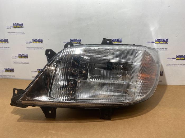 Używane Reflektor lewy Mercedes Sprinter 3t (903) 313 CDI 16V Cena € 175,45 Z VAT oferowane przez Autoparts Van De Velde
