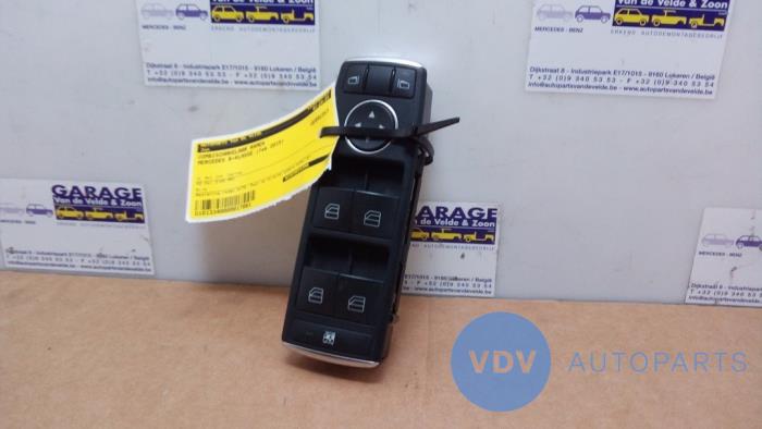 Multi-functional window switch from a Mercedes-Benz GLA (156.9) 1.6 200 16V 2015