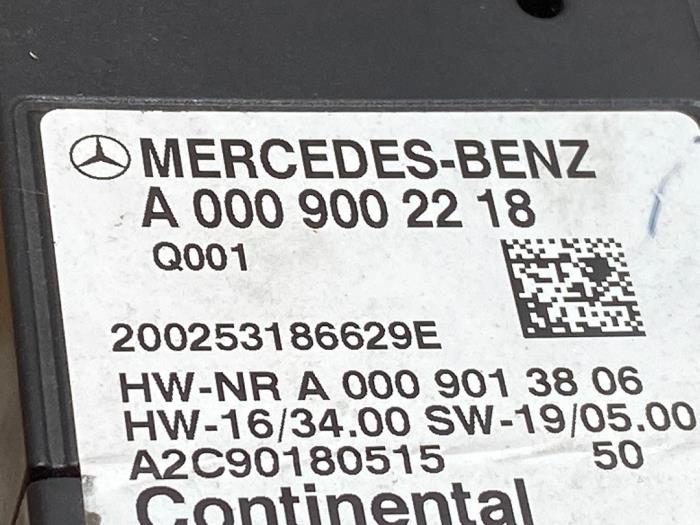 Fuel pump relay from a Mercedes-Benz C (W205) C-180d 1.6 Turbo 16V 2019