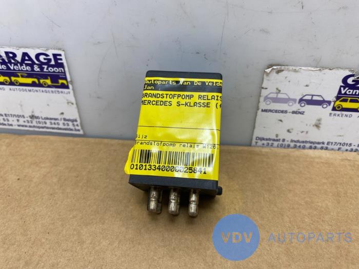 Fuel pump relay from a Mercedes-Benz S (W126) 260 SE 1986