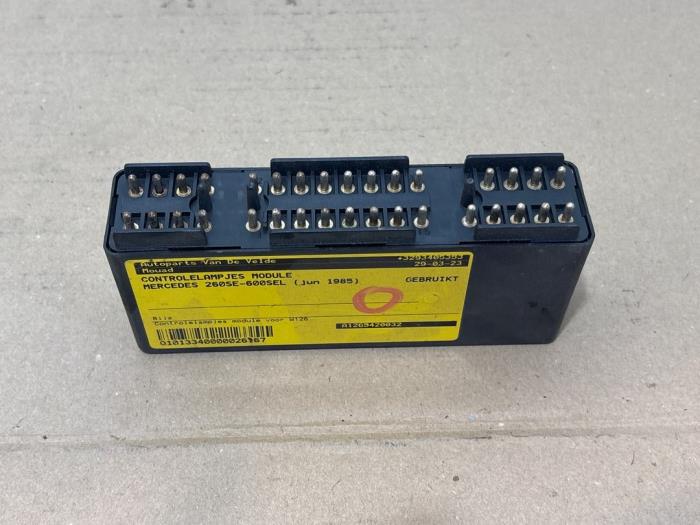 Usados Módulo de control de luces Mercedes S (W126) 260 SE RUF Precio € 108,90 IVA incluido ofrecido por Autoparts Van De Velde