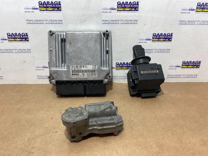 Used Ignition lock + computer Mercedes C (W203) 2.2 C-220 CDI 16V Price € 181,50 Inclusive VAT offered by Autoparts Van De Velde