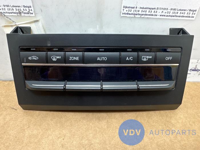 Heater control panel from a Mercedes-Benz E (W212) E-200 CDI 16V BlueEfficiency,BlueTEC 2012