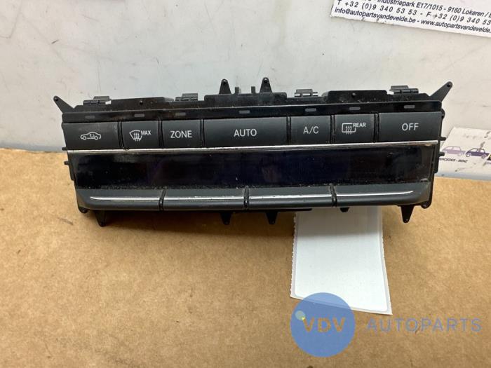 Heater control panel from a Mercedes-Benz E (W212) E-200 CDI 16V BlueEfficiency,BlueTEC 2012