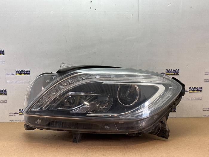 Headlight, right from a Mercedes-Benz ML III (166) 2.1 ML-250 CDI 16V BlueTEC 4-Matic 2015