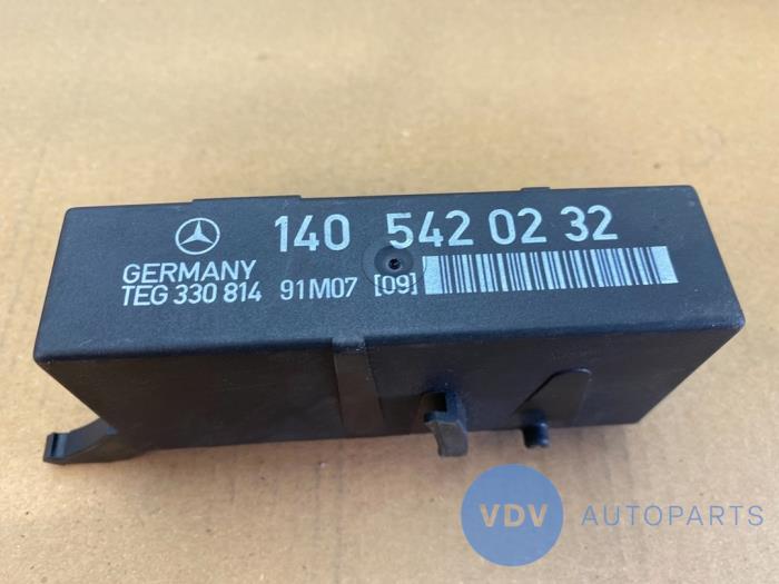 Indicator lights module from a Mercedes-Benz S (W140) 4.2 420 SE,SEL 32V (S 420) 1994