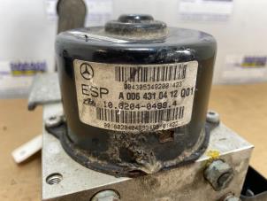 ABS Computer from a Mercedes-Benz C Sportcoupé (C203) 2.5 C-230 V6 24V 2006
